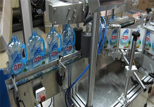 آلة وضع العلامات الأوتوماتيكية على الوجهين لتفاصيل زجاجات غسول الشامبو